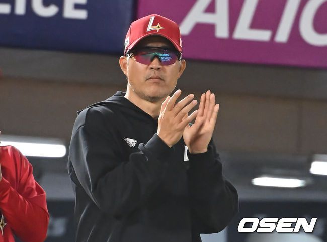 [OSEN=부산, 이석우 기자] 31일 부산 사직야구장에서 2025 신한 SOL 뱅크 KBO 리그 롯데 자이언츠와 SSG 랜더스의 경기가 열렸다. 홈팀 롯데는 나균안이, 방문팀 SSG는 전영준이 선발 출전했다.SSG 랜더스 이숭용 감독이 롯데 자이언츠에 4-1로 승리한 후 박수로 선수들을 격려하고 있다. 2025.05.31 / foto0307@osen.co.kr