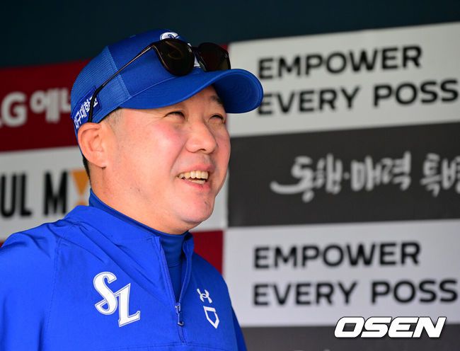 [OSEN=잠실, 지형준 기자] 31일 오후 서울 잠실구장에서 ‘2025 신한 SOL Bank KBO리그’ LG 트윈스와 삼성 라이온즈의 경기가 열렸다.이날 LG는 치리노스, 삼성은 원태인을 선발투수로 내세웠다.경기에 앞서 삼성 박진만 감독이 취재진과 이야기를 나누고 있다. 2025.05.31 /jpnews@osen.co.kr