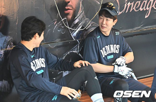 [OSEN=창원, 이석우 기자] 30일 창원NC파크에서 2025 신한 SOL 뱅크 KBO 리그 NC 다이노스와 한화 이글스의 경기가 열린다. 홈팀 NC가 긴 방황을 끝내고 홈구장으로 돌아왔다.NC 다이노스 박건우와 박민우가 창원NC파크에서 활짝 웃으며 대화하고 있다. 2025.05.30 / foto0307@osen.co.kr