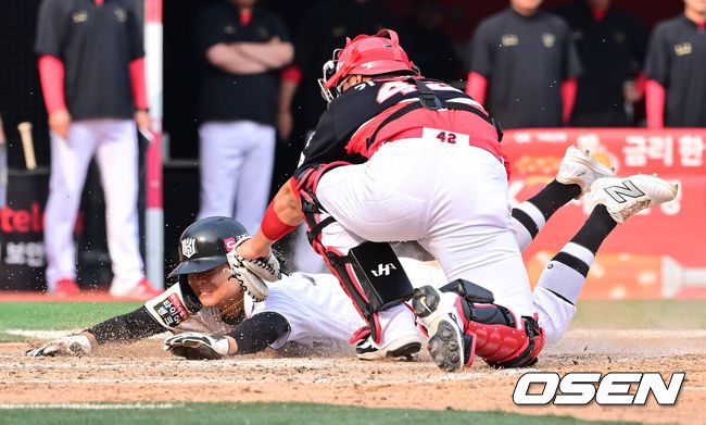 [OSEN=수원, 박준형 기자] 31일 오후 수원 KT 위즈 파크에서 ‘2025 신한 SOL BANK KBO리그’ KT 위즈와 KIA 타이거즈의 경기가 진행됐다.이날 선발투수로 KT는 소형준을, KIA는 윤영철을 선발투수로 내세웠다.8회말 1사 2,3루 KT 장진혁의 내야땅볼때 3루 주자 권동진이 홈 슬라이딩하고 있다.   2025.05.31   / soul1014@osen.co.kr