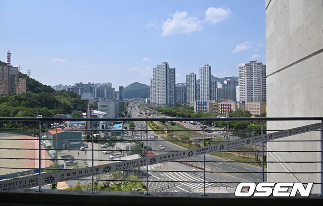 [OSEN=창원, 이석우 기자] 30일 창원NC파크에서 2025 신한 SOL 뱅크 KBO 리그 NC 다이노스와 한화 이글스의 경기가 열린다. 홈팀 NC가 긴 방황을 끝내고 홈구장으로 돌아왔다.창원NC파크 외벽 구조물 추락 사고로 야구팬이 사망한 사고의 원인이 된 루버가 제거되어 있다. 2025.05.30 / foto0307@osen.co.kr