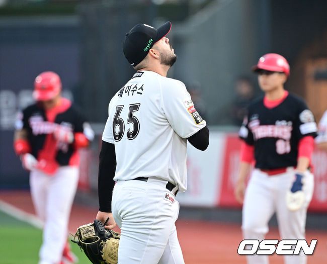 [OSEN=수원, 최규한 기자] 30일 수원 KT위즈파크에서 ‘2025 신한 SOL Bank KBO리그’ KT 위즈와 KIA 타이거즈의 경기가 열렸다.홈팀 KT는 헤이수스, 방문팀 KIA는 김도현을 선발로 내세웠다.1회초 KIA 공격을 무실점으로 막아낸 KT 선발 헤이수스가 더그아웃으로 향하고 있다. 2025.05.30 / dreamer@osen.co.kr