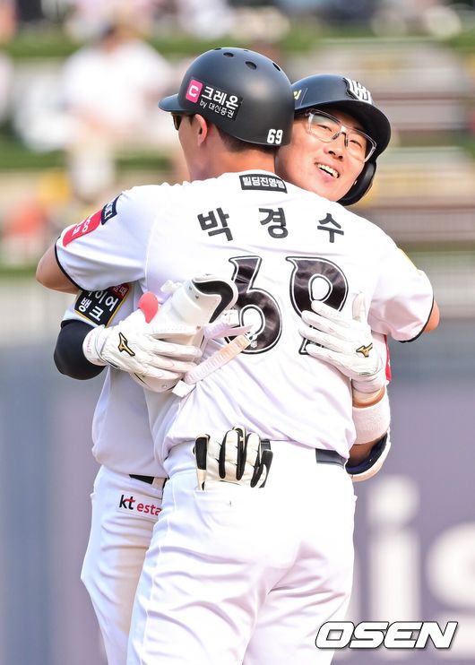 [OSEN=수원, 박준형 기자] 31일 오후 수원 KT 위즈 파크에서 ‘2025 신한 SOL BANK KBO리그’ KT 위즈와 KIA 타이거즈의 경기가 진행됐다.이날 선발투수로 KT는 소형준을, KIA는 윤영철을 선발투수로 내세웠다.8회말 1사 1,2루 KT 허경민이 재역전 1타점 적시타를 날리고 기뻐하고 있다.   2025.05.31   /