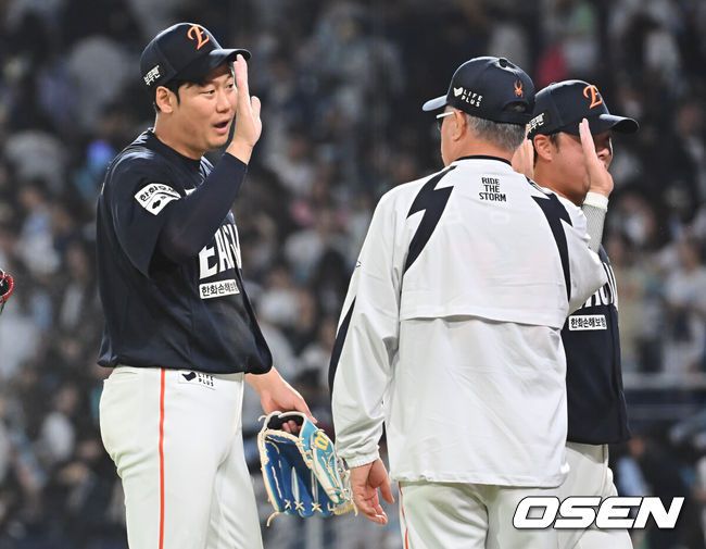 [OSEN=창원, 이석우 기자] 30일 창원NC파크에서 2025 신한 SOL 뱅크 KBO 리그 NC 다이노스와 한화 이글스의 경기가 열렸다. 홈팀 NC는 라일리가, 방문팀 한화는 류현진이 선발 출전했다. 한화 이글스 하주석이 NC 다이노스에 7-1로 승리한 후 김경문 감독과 기쁨을 나누고 있다. 2025.05.30 / foto0307@osen.co.kr