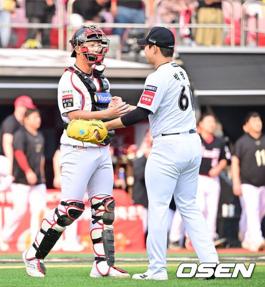 [OSEN=수원, 박준형 기자] 팽팽한 투수전의 승자는 8회를 약속의 이닝으로 만든 KT였다.프로야구 KT 위즈는 31일 수원KT위즈파크에서 열린 2025 신한 SOL뱅크 KBO리그 KIA 타이거즈와의 시즌 8차전에서 5-1로 승리했다. KT는 3연승을 질주하며 주말 3연전 위닝시리즈를 조기 확보했다. 시즌 30승 3무 25패. 지난 17~18일(더블헤더 포함) 잠실 LG 트윈스전부터 5연속 위닝시리즈에 성공했다. 반면 2연패에 빠진 KIA는 26승 1무 28패가 됐다.경기종료 후 KT 조대현 포수와 박영현 투수가 승리의 기쁨을 나누고 있다.  2025.05.31   /