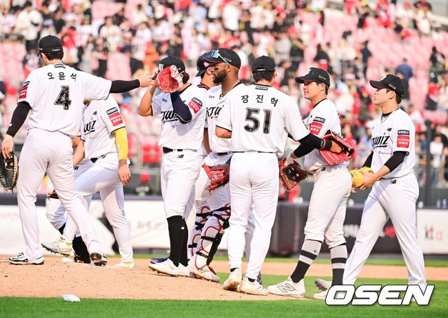 [OSEN=수원, 박준형 기자] 팽팽한 투수전의 승자는 8회를 약속의 이닝으로 만든 KT였다.프로야구 KT 위즈는 31일 수원KT위즈파크에서 열린 2025 신한 SOL뱅크 KBO리그 KIA 타이거즈와의 시즌 8차전에서 5-1로 승리했다. KT는 3연승을 질주하며 주말 3연전 위닝시리즈를 조기 확보했다. 시즌 30승 3무 25패. 지난 17~18일(더블헤더 포함) 잠실 LG 트윈스전부터 5연속 위닝시리즈에 성공했다. 반면 2연패에 빠진 KIA는 26승 1무 28패가 됐다.경기종료 후 KT 선수들이 승리의 기쁨을 나누고 있다.  2025.05.31   / soul1014@osen.co.kr