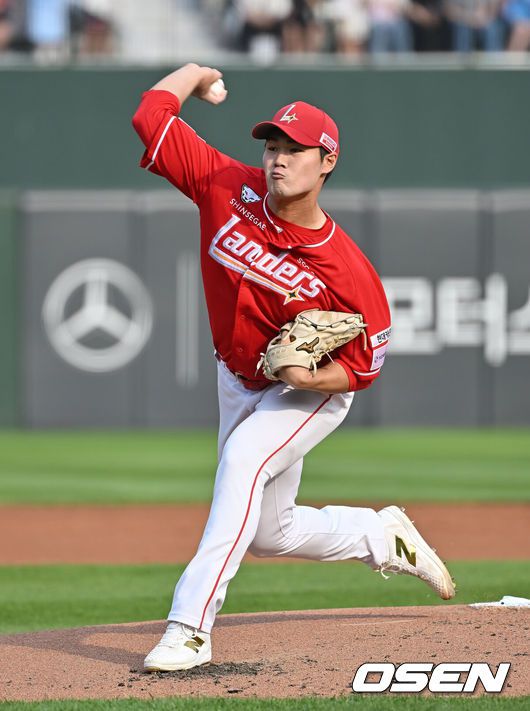 [OSEN=부산, 이석우 기자] 31일 부산 사직야구장에서 2025 신한 SOL 뱅크 KBO 리그 롯데 자이언츠와 SSG 랜더스의 경기가 열렸다. 홈팀 롯데는 나균안이, 방문팀 SSG는 전영준이 선발 출전했다.SSG 랜더스 선발 투수 전영준이 역투하고 있다. 2025.05.31 / foto0307@osen.co.kr