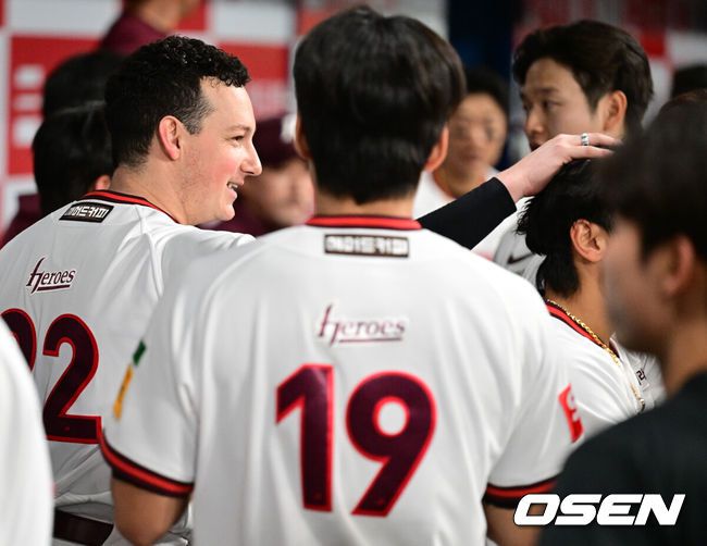 [OSEN=고척, 조은정 기자]31일 오후 서울 고척스카이돔에서 2025 신한 SOL Bank KBO리그 키움 히어로즈와 두산베어스의 경기가 열렸다.홈팀 키움은 로젠버그를, 방문팀 두산은 잭로그를 선발투수로 내세웠다.8회초 2사 만루 키움 2루수 김태진이 두산 양의지의 땅볼에 좋은 수비를 펴치며 위기를 지우고 있다. 더그아웃에서 선발 로젠버그가 김태진에게 고마움을 표하고 있다. 2025.05.31 /cej@osen.co.kr