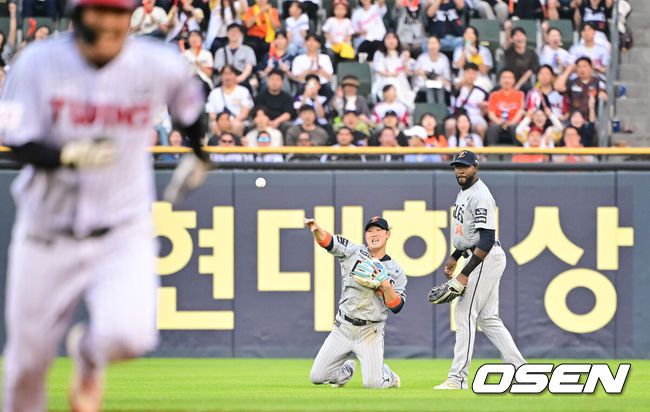 [OSEN=잠실, 박준형 기자] 27일 오후 서울 잠실구장에서 ‘2025 신한 SOL BANK KBO리그’ LG 트윈스와 한화 이글스의 경기가 진행됐다.이날 경기에서 LG은 임찬규를 한화는 황준서를 선발투수로 내세웠다.3회말 1사 1루 LG 박동원의 타구를 하주석 유격수가 잡아낸뒤 2루 송구하고 있다. 2025.05.27 / soul1014@osen.co.kr