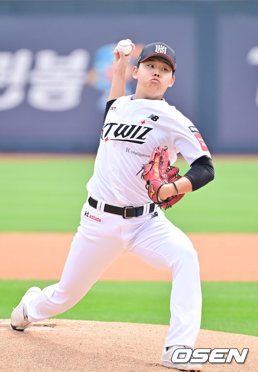 [OSEN=수원, 박준형 기자] 31일 오후 수원 KT 위즈 파크에서 ‘2025 신한 SOL BANK KBO리그’ KT 위즈와 KIA 타이거즈의 경기가 진행됐다.이날 선발투수로 KT는 소형준을, KIA는 윤영철을 선발투수로 내세웠다.1회초 KT 선발투수 소형준이 역투하고 있다.  2025.05.31   / soul1014@osen.co.kr