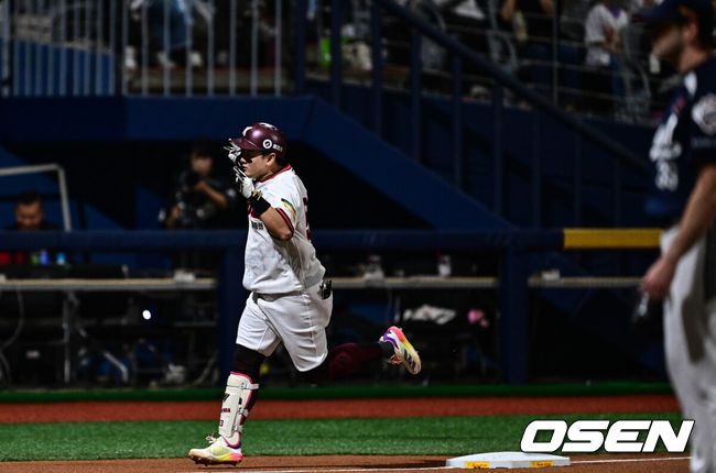 [OSEN=고척, 조은정 기자]31일 오후 서울 고척스카이돔에서 2025 신한 SOL Bank KBO리그 키움 히어로즈와 두산베어스의 경기가 열렸다.홈팀 키움은 로젠버그를, 방문팀 두산은 잭로그를 선발투수로 내세웠다.1회말 1사 키움 최주환이 선제 우월 솔로 홈런을 날린 뒤 베이스를 돌고 있다. 2025.05.31 /cej@osen.co.kr
