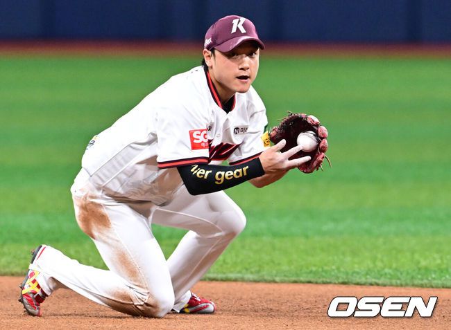 [OSEN=고척, 조은정 기자]31일 오후 서울 고척스카이돔에서 2025 신한 SOL Bank KBO리그 키움 히어로즈와 두산베어스의 경기가 열렸다.홈팀 키움은 로젠버그를, 방문팀 두산은 잭로그를 선발투수로 내세웠다.8회초 2사 만루 키움 2루수 김태진이 두산 양의지의 땅볼에 좋은 수비를 펴치며 위기를 지우고 있다. 2025.05.31 /cej@osen.co.kr