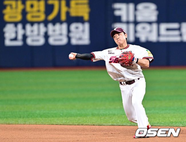 [OSEN=고척, 조은정 기자]31일 오후 서울 고척스카이돔에서 2025 신한 SOL Bank KBO리그 키움 히어로즈와 두산베어스의 경기가 열렸다.홈팀 키움은 로젠버그를, 방문팀 두산은 잭로그를 선발투수로 내세웠다.8회초 2사 만루 키움 2루수 김태진이 두산 양의지의 땅볼에 좋은 수비를 펴치며 위기를 지우고 있다. 2025.05.31 /cej@osen.co.kr