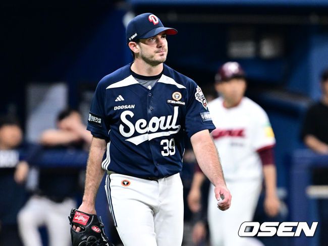 [OSEN=고척, 조은정 기자]31일 오후 서울 고척스카이돔에서 2025 신한 SOL Bank KBO리그 키움 히어로즈와 두산베어스의 경기가 열렸다.홈팀 키움은 로젠버그를, 방문팀 두산은 잭로그를 선발투수로 내세웠다.4회말 이닝을 마친 두산 잭로그가 더그아웃으로 향하고 있다. 2025.05.31 /cej@osen.co.kr