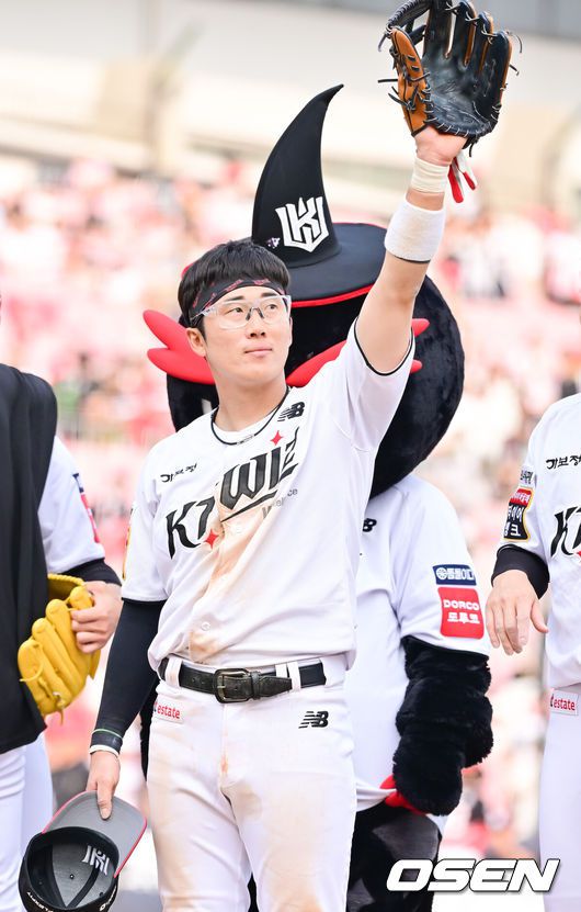 [OSEN=수원, 박준형 기자] 팽팽한 투수전의 승자는 8회를 약속의 이닝으로 만든 KT였다.프로야구 KT 위즈는 31일 수원KT위즈파크에서 열린 2025 신한 SOL뱅크 KBO리그 KIA 타이거즈와의 시즌 8차전에서 5-1로 승리했다. KT는 3연승을 질주하며 주말 3연전 위닝시리즈를 조기 확보했다. 시즌 30승 3무 25패. 지난 17~18일(더블헤더 포함) 잠실 LG 트윈스전부터 5연속 위닝시리즈에 성공했다. 반면 2연패에 빠진 KIA는 26승 1무 28패가 됐다.경기종료 후 결승타 주인공 허경민이 팬들에게 인ㅇ사를 하고 있다 2025.05.31   / soul1014@osen.co.kr