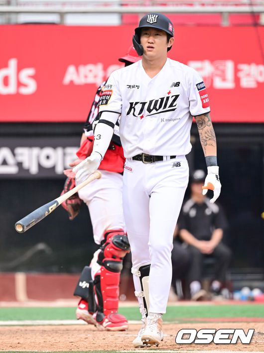 [OSEN=수원, 박준형 기자] 31일 오후 수원 KT 위즈 파크에서 ‘2025 신한 SOL BANK KBO리그’ KT 위즈와 KIA 타이거즈의 경기가 진행됐다.이날 선발투수로 KT는 소형준을, KIA는 윤영철을 선발투수로 내세웠다.7회말 1사 KT 김민혁이 볼넷으로 출루하고 있다.   2025.05.31   / soul1014@osen.co.kr