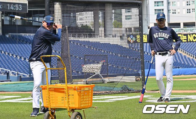 [OSEN=창원, 이석우 기자] 30일 창원NC파크에서 2025 신한 SOL 뱅크 KBO 리그 NC 다이노스와 한화 이글스의 경기가 열린다. 홈팀 NC가 긴 방황을 끝내고 홈구장으로 돌아왔다.NC 다이노스 서재응 코치와 김종호 코치가 활짝 웃고 있다. 2025.05.30 / foto0307@osen.co.kr