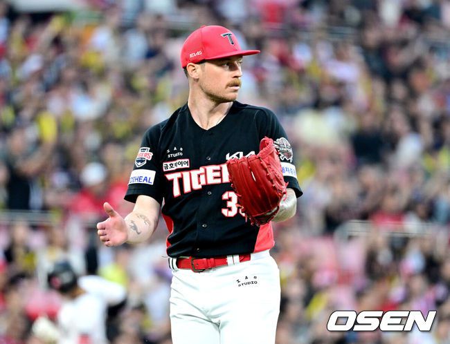 [OSEN=수원, 최규한 기자] 1일 수원 KT위즈파크에서 ‘2025 신한 SOL Bank KBO리그’ KT 위즈와 KIA 타이거즈의 경기가 열렸다.홈팀 KT는 조이현, 방문팀 KIA는 애덤 올러를 선발로 내세웠다.6회말 2사 1, 2루 상황 KT 오윤석을 내야 뜬공으로 이끈 KIA 선발 애덤 올러가 더그아웃으로 향하며 기뻐하고 있다. 2025.06.01 / dreamer@osen.co.kr