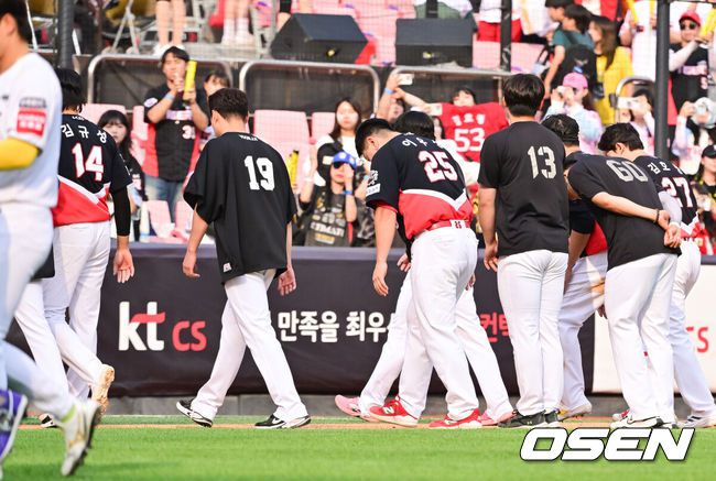 [OSEN=수원, 박준형 기자] 팽팽한 투수전의 승자는 8회를 약속의 이닝으로 만든 KT였다.프로야구 KT 위즈는 31일 수원KT위즈파크에서 열린 2025 신한 SOL뱅크 KBO리그 KIA 타이거즈와의 시즌 8차전에서 5-1로 승리했다. KT는 3연승을 질주하며 주말 3연전 위닝시리즈를 조기 확보했다. 시즌 30승 3무 25패. 지난 17~18일(더블헤더 포함) 잠실 LG 트윈스전부터 5연속 위닝시리즈에 성공했다. 반면 2연패에 빠진 KIA는 26승 1무 28패가 됐다.경기종료 후 KIA 선수들이 패배에 아쉬워하고 있다.   2025.05.31   / soul1014@osen.co.kr