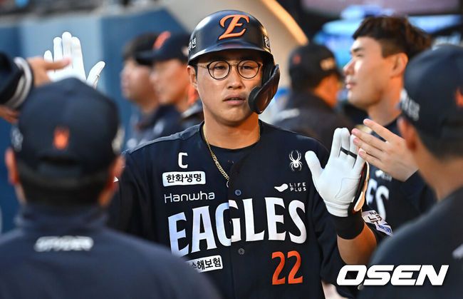 [OSEN=창원, 이석우 기자] 30일 창원NC파크에서 2025 신한 SOL 뱅크 KBO 리그 NC 다이노스와 한화 이글스의 경기가 열렸다. 홈팀 NC는 라일리가, 방문팀 한화는 류현진이 선발 출전했다. 한화 이글스 채은성이 4회초 좌중월 역전 솔로 홈런을 치고 하이파이브를 하고 있다. 2025.05.30 / foto0307@osen.co.kr