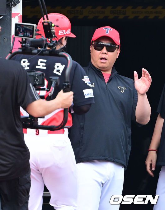 [OSEN=수원, 최규한 기자] 1일 수원 KT위즈파크에서 ‘2025 신한 SOL Bank KBO리그’ KT 위즈와 KIA 타이거즈의 경기가 열렸다.홈팀 KT는 조이현, 방문팀 KIA는 애덤 올러를 선발로 내세웠다.2회초 무사 선두타자로 나선 KIA 윤도현이 다시 앞서가는 좌월 솔로포를 날리고 홈을 밟은 뒤 이범호 감독과 인사를 나누고 있다. 2025.06.01 / dreamer@osen.co.kr