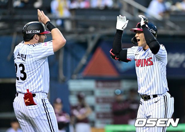 [OSEN=잠실, 최규한 기자] 15일 서울 잠실야구장에서 ‘2025 신한 SOL Bank KBO리그’ LG 트윈스와 키움 히어로즈의 경기가 열렸다.이날 홈팀 LG는 임찬규, 방문팀 키움은 하영민을 선발투수로 내세웠다.4회말 2사 1루 상황 LG 오지환이 선제 우월 투런포를 날리고 홈을 밟은 뒤 오스틴과 기뻐하고 있다. 2025.05.15 / dreamer@osen.co.kr