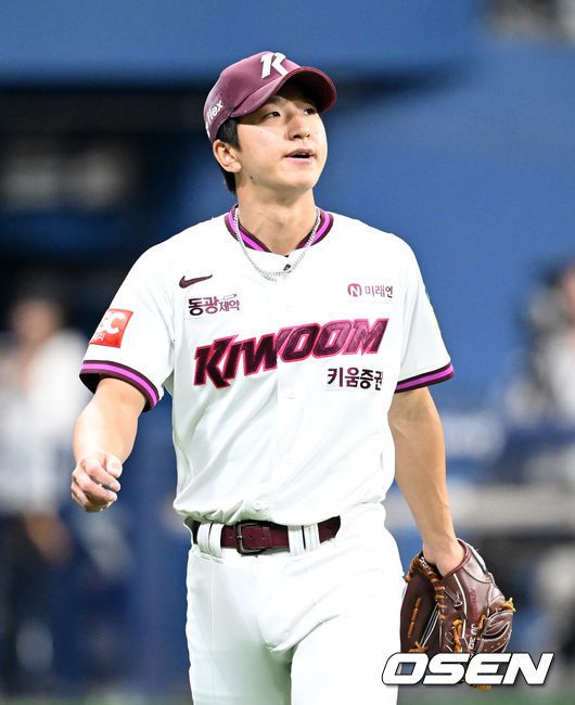 [OSEN=고척, 이대선 기자] 1일 오후 서울 고척스카이돔에서 2025 신한 SOL Bank KBO리그 키움 히어로즈와 두산 베어스의 경기가 열렸다.키움은 알칸타라, 두산은 최승용을 선발 투수로 내세웠다.8회초 2사에서 키움 주승우가 두산 양석환을 삼진으로 처리하고 더그아웃으로 가고 있다. 2025.06.01 /sunday@osen.co.kr
