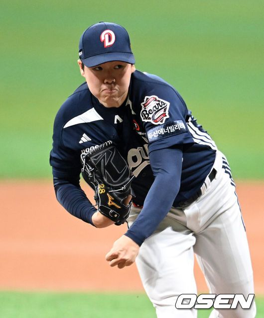 [OSEN=고척, 이대선 기자] 1일 오후 서울 고척스카이돔에서 2025 신한 SOL Bank KBO리그 키움 히어로즈와 두산 베어스의 경기가 열렸다.키움은 알칸타라, 두산은 최승용을 선발 투수로 내세웠다.1회말 무사에서 두산 선발투수 최승용이 역투하고 있다. 2025.06.01 /sunday@osen.co.kr