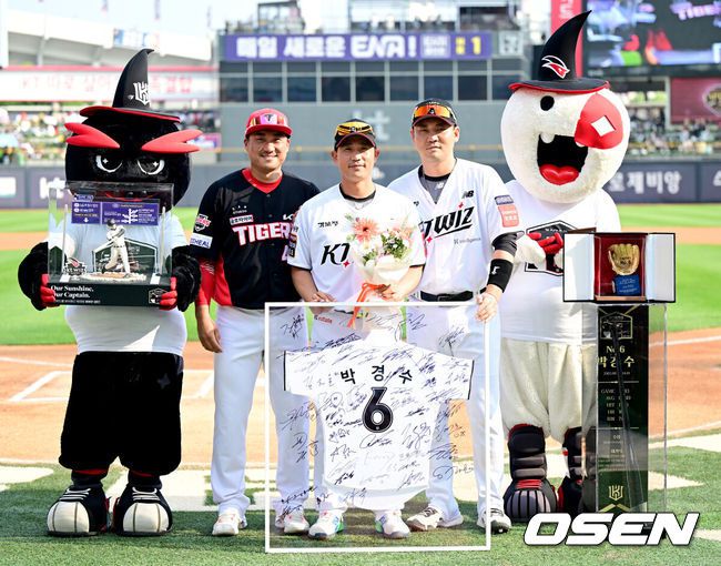 [OSEN=수원, 최규한 기자] 1일 수원 KT위즈파크에서 ‘2025 신한 SOL Bank KBO리그’ KT 위즈와 KIA 타이거즈의 경기가 열렸다.홈팀 KT는 조이현, 방문팀 KIA는 애덤 올러를 선발로 내세웠다.경기를 앞두고 KT 박경수의 은퇴식이 열렸다. KIA 김태군과 KT 장성우의 인사를 받으며 기념촬영을 갖는 박경수. 2025.06.01 / dreamer@osen.co.kr