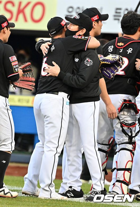 [OSEN=대구, 지형준 기자] KT가 삼성을 꺾고 창단 첫 한국시리즈 직행 티켓을 거머쥐었다.KT는 31일 대구삼성라이온즈파크에서 열린 타이브레이커에서 선발 윌리엄 쿠에바스의 역투를 앞세워 1-0 완승을 장식했다. 기울어진 운동장이라 표현할 만큼 KT에 불리한 요소가 많았으나 보란듯이 마법을 선보였다. 반면 삼성은 선발 원태인의 6이닝 비자책 혼신의 투구에도 고배를 마셔야 했다.KT 이강철 감독과 박경수와 창단 첫 정규시즌 우승을 기뻐하고 있다.2021.10.31 /jpnews@osen.co.kr