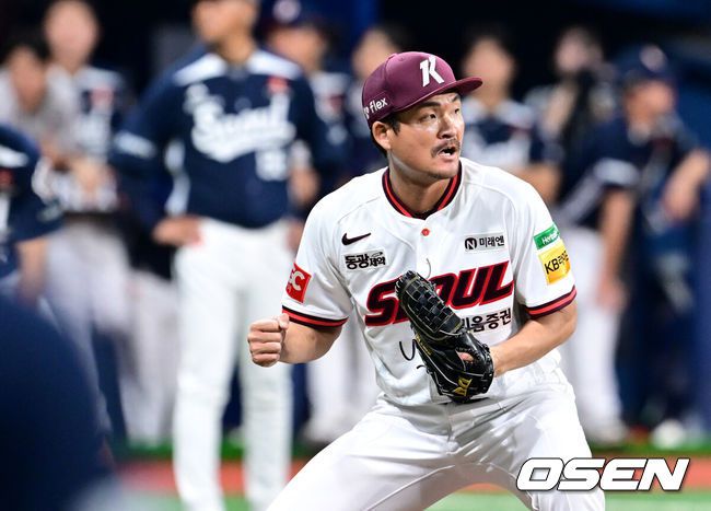 [OSEN=고척, 조은정 기자]프로야구 키움 히어로즈가 돌아온 케니 로젠버그와 함께 10연패를 탈출했다.키움은 31일 고척스카이돔에서 열린 ‘2025 신한 SOL뱅크 KBO리그’ 정규시즌 두산 베어스와의 경기에서 1-0으로 신승을 거뒀다. 이로써 키움은 천신만고 끝에 10연패를 탈출, 15승 44패 1무를 마크했다. 두산은 23승 31패 3무에 머물렀다.9회초 이닝을 끝내며 승리를 확정지은 키움 원종현이 승리를 기뻐하고 있다. 2025.05.31 /cej@osen.co.kr