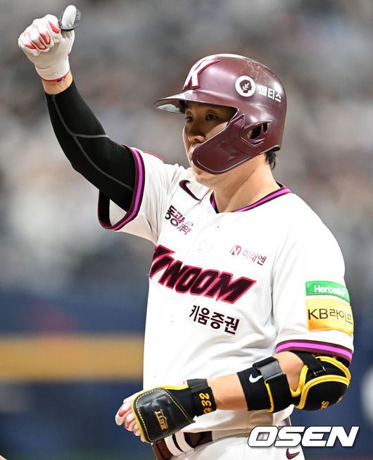 [OSEN=고척, 이대선 기자] 1일 오후 서울 고척스카이돔에서 2025 신한 SOL Bank KBO리그 키움 히어로즈와 두산 베어스의 경기가 열렸다.키움은 알칸타라, 두산은 최승용을 선발 투수로 내세웠다.2회말 2사 1,2루에서 키움 김재현이 중전 적시타를 치고 환호하고 있다. 2025.06.01 /sunday@osen.co.kr