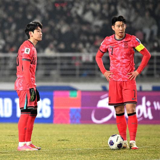 [OSEN=고양, 이대선 기자] 대한민국 대표팀이 홈에서 오만에 1-1로 비겼다.홍명보(56)감독이 이끄는 한국 축구 대표팀은 20일 오후 8시 고양종합운동장에서 열린 2026 국제축구연맹(FIFA) 북중미 월드컵 아시아지역 3차 예선 B조 7차전 오만과 맞대결을 치러 1-1로 비겼다.이로써 한국은 승점 15점(4승 3무)을 기록하며 B조 1위를 유지했다.전반 한국 이강인과 손흥민이 프리킥을 준비하고 있다. 2025.03.20 /sunday@osen.co.kr