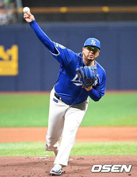 [OSEN=고척, 이대선 기자] 21일 오후 서울 고척스카이돔에서 2025 신한 SOL Bank KBO리그 키움 히어로즈와 삼성 라이온즈의 경기가 열렸다.키움은 하영민, 삼성은 후라도를 선발 투수로 내세웠다.1회말 무사에서 삼성 선발투수 후라도가 역투하고 있다. 2025.05.21 /sunday@osen.co.kr