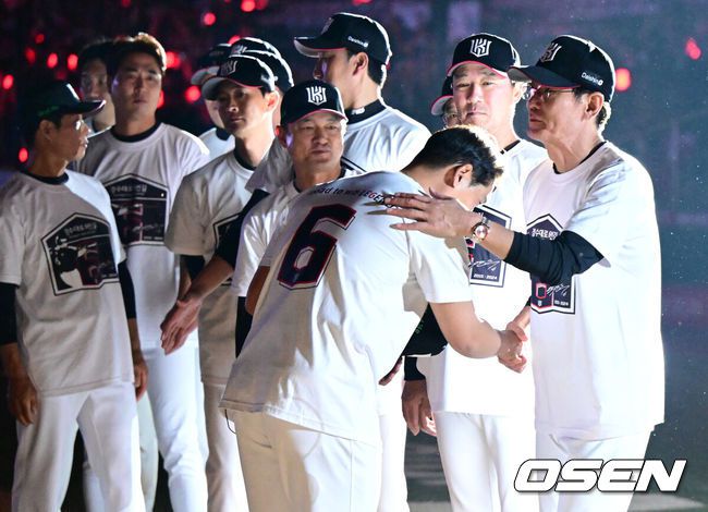 [OSEN=수원, 최규한 기자] 1일 수원 KT위즈파크에서 ‘2025 신한 SOL Bank KBO리그’ KT 위즈와 KIA 타이거즈의 경기가 열렸다.경기를 마치고 KT 박경수의 은퇴식이 진행됐다.박경수가 은퇴식에서 이강철 감독을 비롯한 코칭스태프와 인사를 나누고 있다. 2025.06.01 / dreamer@osen.co.kr