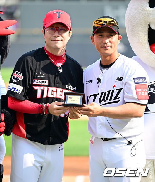 [OSEN=수원, 최규한 기자] 1일 수원 KT위즈파크에서 ‘2025 신한 SOL Bank KBO리그’ KT 위즈와 KIA 타이거즈의 경기가 열렸다.홈팀 KT는 조이현, 방문팀 KIA는 애덤 올러를 선발로 내세웠다.경기를 앞두고 KT 박경수의 은퇴식이 열렸다. 박경수에게 황금 명함을 선물하는 선수협회장 KIA 양현종. 2025.06.01 / dreamer@osen.co.kr