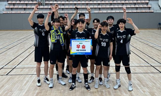 김광국(가운데) 등 한국전력 출신 선수들이 주축으로 있는 PVC가 '2025 제17회 용인특례시·경기일보 전국 남녀 생활체육 배구대회' 종합부 우승을 차지하고 기념촬영을 하고 있다. / 사진 = PVC 제공