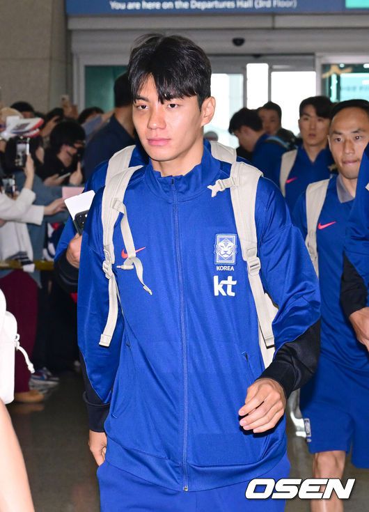 [OSEN=인천공항, 김성락 기자] 대한민국 축구 국가대표팀이 6일 오전 3시 15분(한국시간) 이라크와2026 국제축구연맹(FIFA) 북중미 월드컵 아시아 3차 예선 B조 경기를 치르기 위해 이라크 원정 출국길에 올랐다.한국은 B조에서 선두(4승 4무, 승점 16)를 달리고 있다. 2위는요르단(승점 13), 3위는 이라크(승점 12). 홍명보호는 남은 2경기에서 승점 1만 추가하면 11회 연속 본선 진출을 확정한다.축구대표팀 전진우가 출국장으로 향하고 있다 .2025.06.02 / ksl0919@osen.co.kr