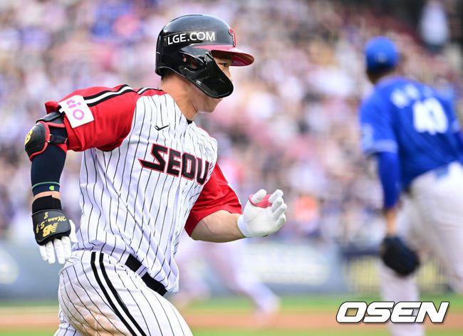 [OSEN=잠실, 조은정 기자]1일 오후 서울 잠실구장에서 ‘2025 신한 SOL Bank KBO리그’ LG 트윈스와 삼성 라이온즈의 경기가 열렸다.이날 LG는 임찬규, 삼성은 레예스를 선발투수로 내세웠다.3회말 2사 만루 LG 문성주가 동점 좌익선상 2타점 적시타를 날린 뒤 출루하고 있다. 2025.06.01 /cej@osen.co.kr