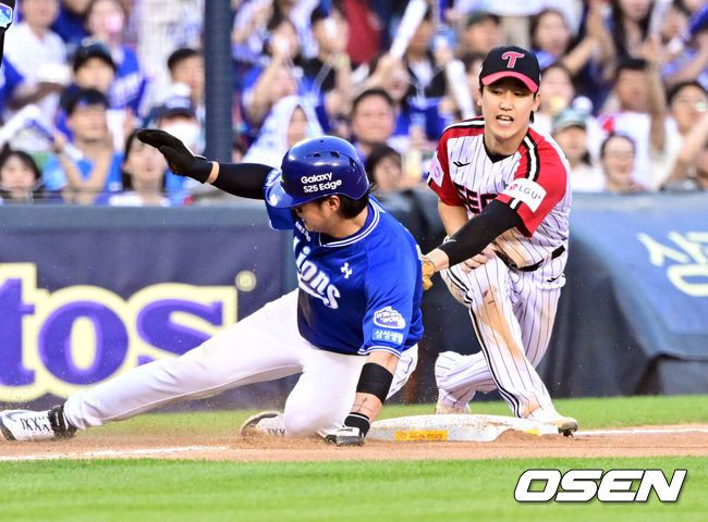 [OSEN=잠실, 조은정 기자]1일 오후 서울 잠실구장에서 ‘2025 신한 SOL Bank KBO리그’ LG 트윈스와 삼성 라이온즈의 경기가 열렸다.이날 LG는 임찬규, 삼성은 레예스를 선발투수로 내세웠다.6회초 1사 1루 삼성 류지혁이 양도근 2루타 때 오버런으로 LG 구본혁에 태그아웃 당하고 있다. 2025.06.01 /cej@osen.co.kr