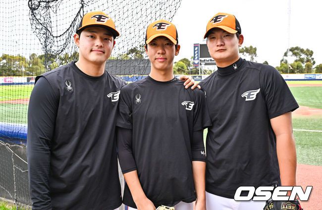 [OSEN=박준형 기자] 한화 문동주와 황준서, 김서현이 포즈를 취하고 있다.  2024.02.05 / soul1014@osen.co.kr
