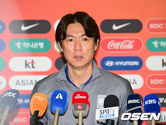[OSEN=인천공항, 김성락 기자] 대한민국 축구 국가대표팀이 6일 오전 3시 15분(한국시간) 이라크와2026 국제축구연맹(FIFA) 북중미 월드컵 아시아 3차 예선 B조 경기를 치르기 위해 이라크 원정 출국길에 올랐다.한국은 B조에서 선두(4승 4무, 승점 16)를 달리고 있다. 2위는요르단(승점 13), 3위는 이라크(승점 12). 홍명보호는 남은 2경기에서 승점 1만 추가하면 11회 연속 본선 진출을 확정한다.축구대표팀 홍명보 감독이 취재진의 질문에 대답하고 있다. 2025.06.02 / ksl0919@osen.co.kr