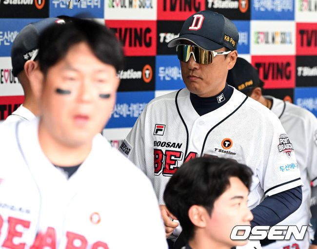 [OSEN=잠실, 이대선 기자] 프로야구KT 위즈의 가을 마법이 계속됐다. KT는 역대 최초로 와일드카드 결정전에서 업셋을 만들며 준플레이오프에 진출했다.KT는3일 서울 잠실구장에서 열린 2024 KBO리그 와일드카드 결정전 2차전에서두산에 1-0으로 승리했다.경기 종료 후 두산 이승엽 감독이 더그아웃을 나가고 있다. 2024.10.03 /sunday@osen.co.kr