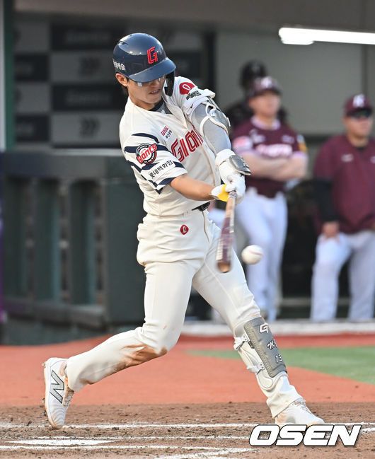 [OSEN=부산, 이석우 기자] 3일 부산 사직야구장에서 2025 신한 SOL 뱅크 KBO 리그 롯데 자이언츠와 키움 히어로즈의 경기가 열렸다. 홈팀 롯데는 감보아가, 방문팀 키움은 김연주가 선발 출전했다.롯데 자이언츠 전민재가 7회말 2사 1,2루 좌익수 앞 1타점 안타를 치고 있다. 2025.06.03 / foto0307@osen.co.kr