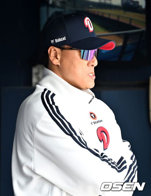 [OSEN=잠실, 민경훈 기자] 14일 오후 서울 잠실야구장에서 2025 신한 SOL뱅크 KBO 리그 시범경기 두산 베어스와 KIA 타이거즈의 경기가 열렸다.KBO리그 10개 구단은 오는 18일까지 시범경기 10경기를 소화한다. 2025시즌 개막전은 오는 22일 개최된다.1회초 1사 주자 3루 KIA 위즈덤이 좌월 투런 홈런을 때리자 두산 이승엽 감독이 덕아웃에서 아쉬워하고 있다. 2025.03.14 /