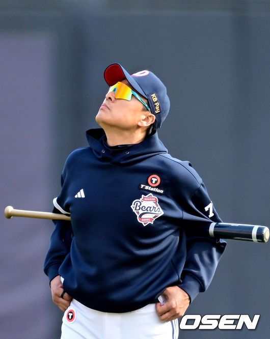 [OSEN=수원, 최규한 기자] 26일 오후 경기도 수원 KT위즈파크에서 ‘2025 신한 SOL Bank KBO리그’ KT 위즈와 두산 베어스의 경기가 열린다.홈팀 KT는 소형준, 방문팀 두산은 최승용을 선발로 내세운다.경기를 앞두고 두산 이승엽 감독이 선수들의 훈련을 지켜보고 있다. 2025.03.26 / dreamer@osen.co.kr