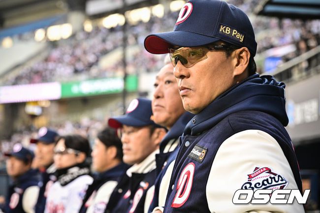 [OSEN=잠실, 조은정 기자]28일 서울 송파구 잠실야구장에서 2025 신한 SOL Bank KBO리그 두산 베어스와 삼성 라이온즈의 경기가 열렸다.이날 홈팀 두산은 콜어빈을, 원정팀 삼성은 후라도를 선발 투수로 내세웠다.경기에 앞서 두산 이승엽 감독이 도열하고 있다. 2025.03.28 /cej@osen.co.kr