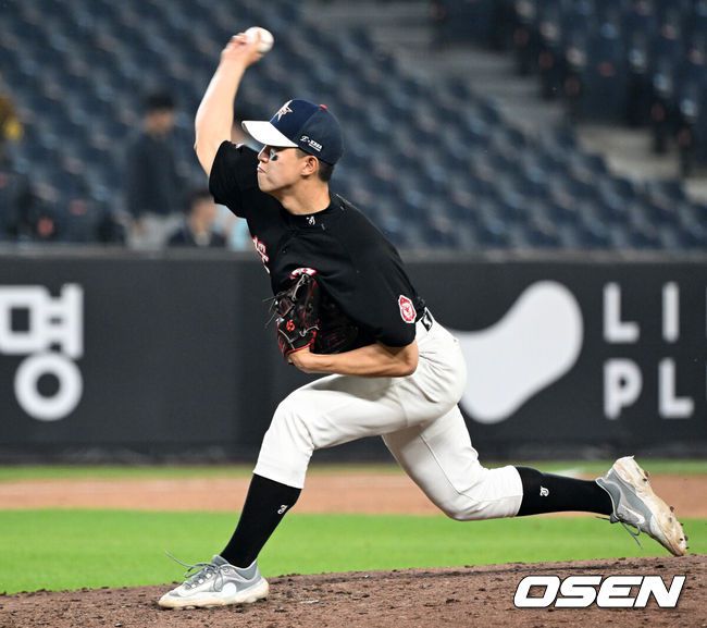 [OSEN=대전, 이대선 기자] 2일 오후 대전 한화생명볼파크에서 ‘제3회 한화이글스배 고교vs대학 올스타전’이 열렸다.올해로 3회째를 맞는 한화이글스배 고교vs대학 올스타전은 한화 구단과 KBSA가 공동으로 주최하는 이벤트 경기다.6회말 고교팀 문서준이 역투하고 있다. 2025.06.02 /sunday@osen.co.kr