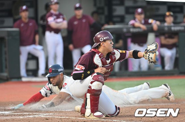 [OSEN=부산, 이석우 기자] 3일 부산 사직야구장에서 2025 신한 SOL 뱅크 KBO 리그 롯데 자이언츠와 키움 히어로즈의 경기가 열렸다. 홈팀 롯데는 감보아가, 방문팀 키움은 김연주가 선발 출전했다.롯데 자이언츠 레이예스가 7회말 2사 1,2루  전민재의 좌익수 앞 1타점 안타때 득점을 올리고 있다. 2025.06.03 / foto0307@osen.co.kr