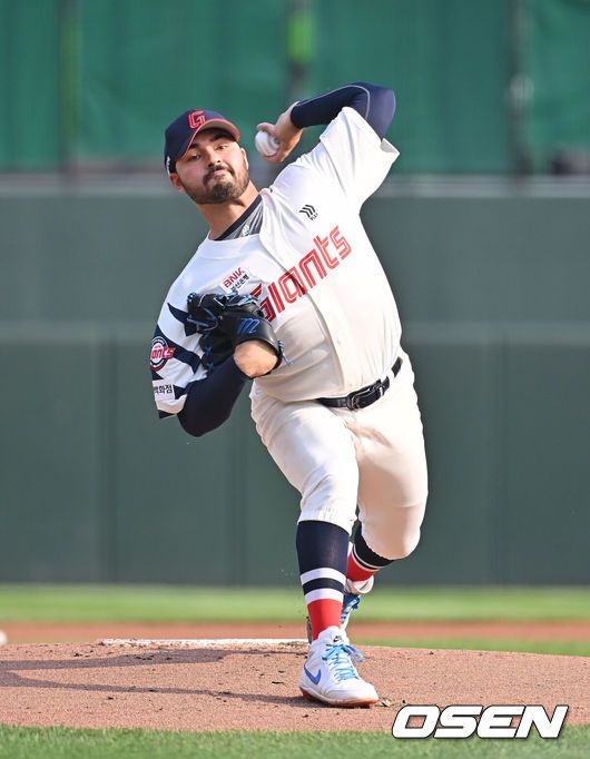 [OSEN=부산, 이석우 기자] 3일 부산 사직야구장에서 2025 신한 SOL 뱅크 KBO 리그 롯데 자이언츠와 키움 히어로즈의 경기가 열렸다. 홈팀 롯데는 감보아가, 방문팀 키움은 김연주가 선발 출전했다.롯데 자이언츠 선발 투수 감보아가 역투하고 있다. 2025.06.03 / foto0307@osen.co.kr